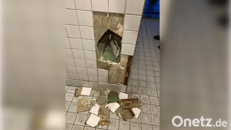 Bereits vor ein paar Wochen zerstörten Unbekannte die Trennwände der Toilette. Bild: Polizeiinspektion Neustadt a. d. Waldnaab