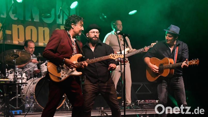 &quot;I dolci Signori&quot; spielen und singen gegen das schlechte Wetter an und halten ihre Fans bei bester Laune. Bild: Petra Hartl