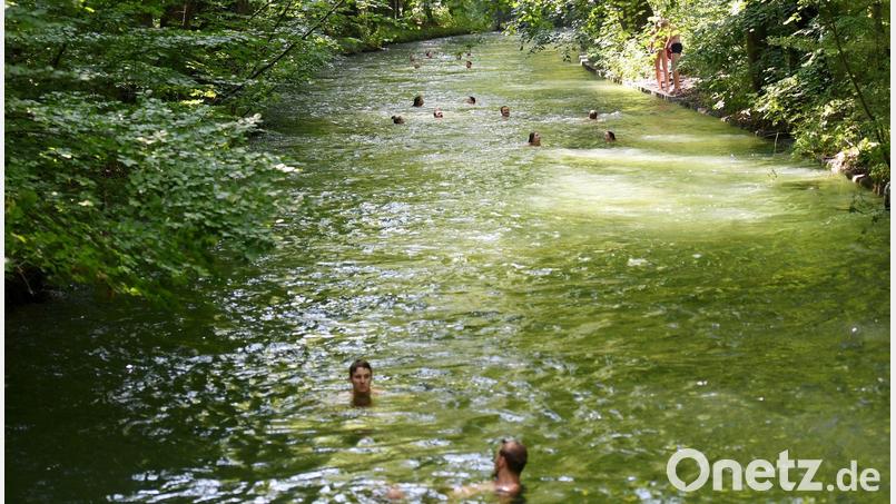 Ein Bad im Eisbach gilt als beliebte Abkühlung an heißen Tagen, ist aber verboten. Der Grund: Lebensgefahr. Nun wurde eine Leiche gefunden. Bild: Angelika Warmuth/dpa