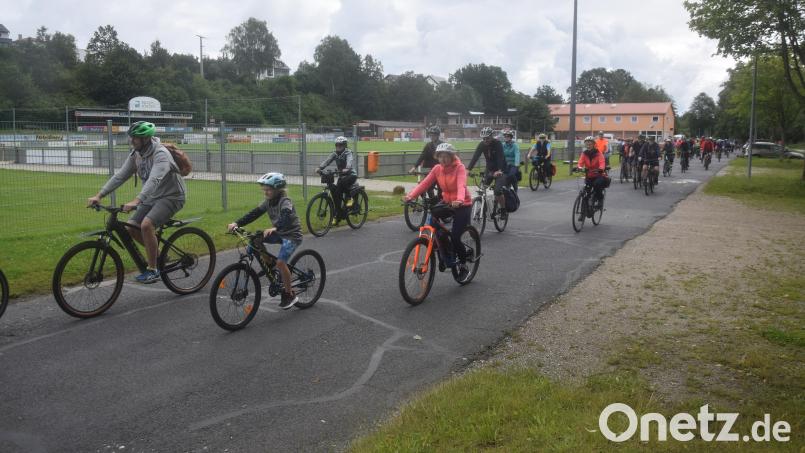 Voller Freude machen sich 250 Radlfans auf dem SC-Sportgelände in Eschenbach auf die Tour. Bild: fz