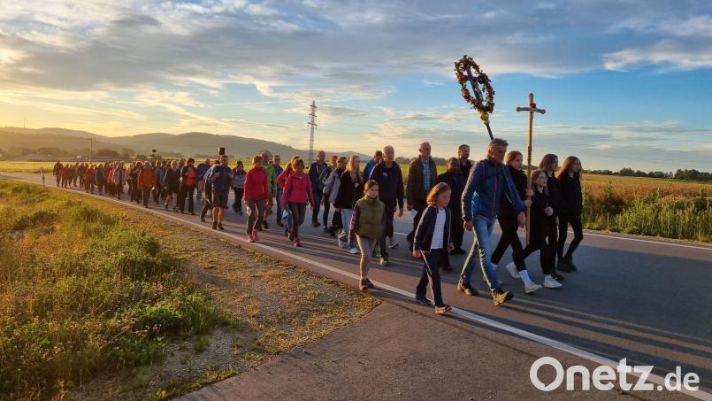 Die Fußwallfahrer aus der Pfarreiengemeinschaft Johannisberg unter der aufgehenden Morgensonne. Bild: Ina Piehler