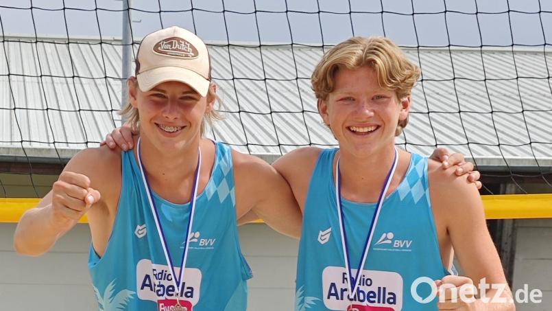 Die Amberger U19-Beachvolleyballer Paul Roggenhofer (links) und Ben Kühnert gewannen bei der bayerischen Meisterschaft Bronze. Bild: Anja Kühnert
