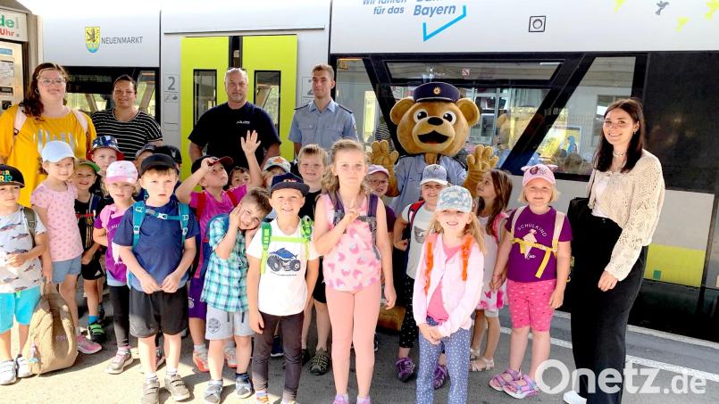 Die Kinder und Erzieherinnen des Kinderhauses St. Barbara aus Weiherhammer besuchen die Bundespolizei samt Bär Toni, das Maskottchen der Dienststelle, am Bahnhof Weiden. Bild: Bundespolizei/exb