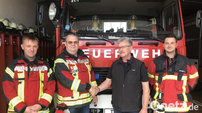 Christian Thinschmied (Zweiter von links) ist Nachfolger des vor einigen Wochen zurückgetretenen Kommandanten der Feuerwehr Fuchsmühl, Christian Höcht (links). Stellvertreter bleibt Sebastian Pinzer (rechts), wie Bürgermeister Wolfgang Braun (Zweiter von rechts) gegenüber Oberpfalz-Medien im Gerätehaus, später auch in der Gemeinderatssitzung mitteilte. Bild: wro