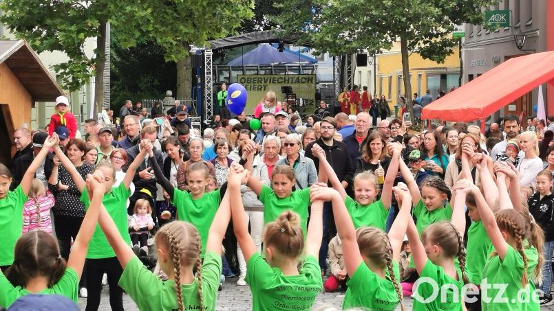 Leute treffen und sich unterhalten lassen: Am 13./14. Juli 2024 ist Bürgerfest in Oberviechtach. Die Besucher können sich auf Musik und kulinarische Schmankerln freuen und auch die AWO-Tanzgruppe „Grün-Weiß“ tritt wieder am Marktplatz auf. Archivbild: Portner