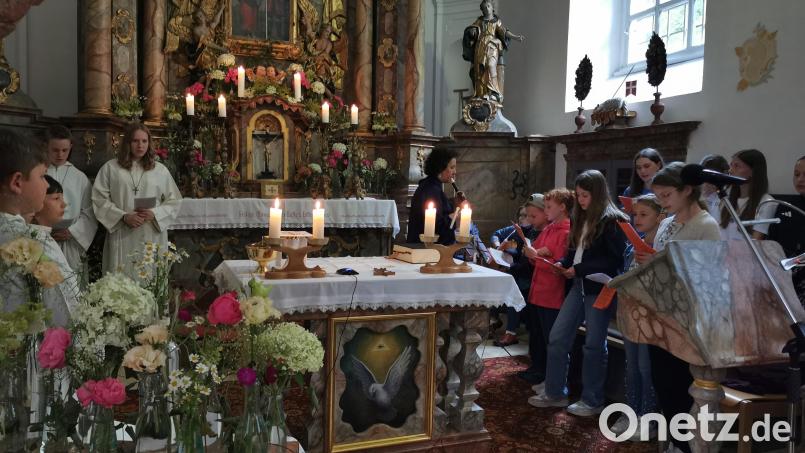 Kinder- und Jugendchor feiern gemeinsam mit den Ministranten und Professor Hans Gradl den samstäglichen Gottesdienst. Bild: hzi