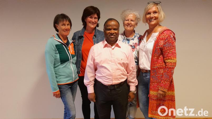 Der Pfarrgemeinderat übergibt eine Spende für die Renovierung der Lintacher Kirche (von links): Steffi Bock, Tanja Wendl, Pfarrer Moses Gudapati, Brunhilde Ram und Pfarrgemeinderatssprecherin Waltraud Glöckner. Bild: jow
