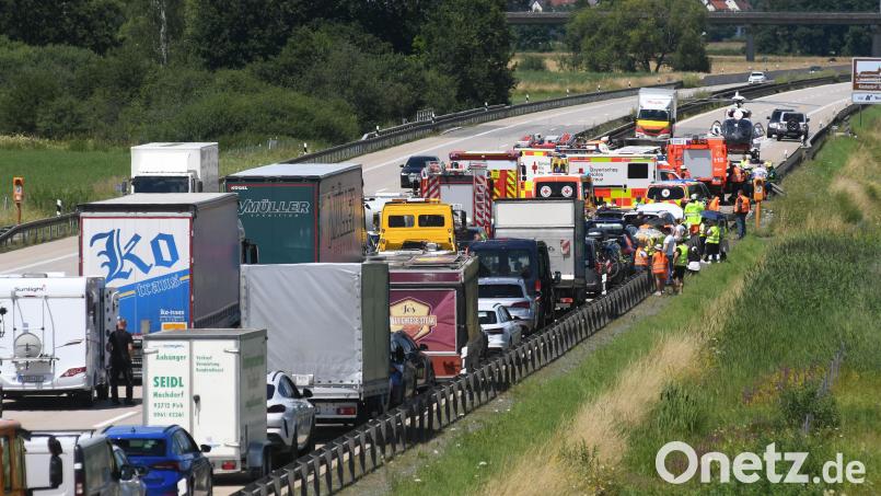 Nach einem Unfall zwischen einem LKW und einem Pannen-PKW ist die A93 in Richtung Weiden gesperrt. Bild: Gabi Schönberger