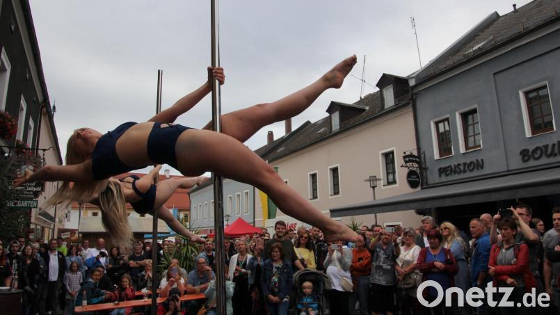 Für Aufsehen beim 42. Waldsassener Bürgerfest sorgte unter anderem eine Pole-Dance-Show. Bild: kro