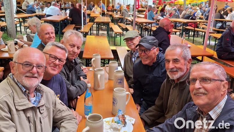 Etliche ehemalige Siemens-Lehrlinge aus dem Jahr 1961 trafen sich wieder am Bergfest in Amberg. Bild: Hans Ott/exb
