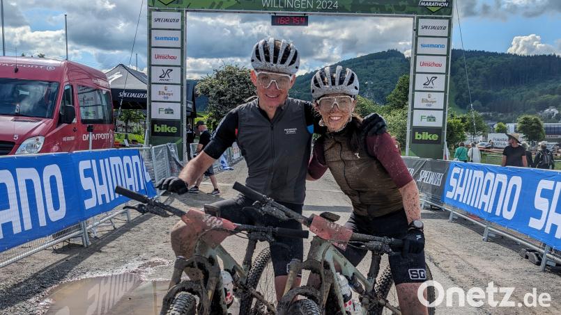 Erschöpft, aber glücklich: Philipp Weiß und Mona Schick nach dem Radmarathon in Willingen, den sie als Formtest für die Bike Transalp von 14. bis 20. Juli absolvierten. Bild: Sandra Schuberth/exb