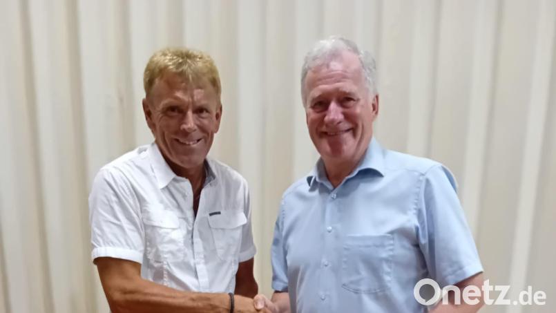 Anton Bauernfeind (rechts) gratuliert Bernhard Langer. Bild: Langer/privat
