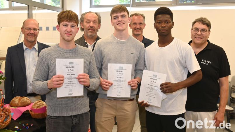 Ehrung der besten Bäcker in der Zwischenprüfung (von links): Oberstudiendirektor Martin Wurdak, Paul Hiltner, Alfred Schuller, Jakob Ries, Fachoberlehrer für das Bäckerhandwerk Marco Rom, Komlanvi Agbeve und der Schwandorfer Innungsobermeister Christian Glaab. Bild: gf
