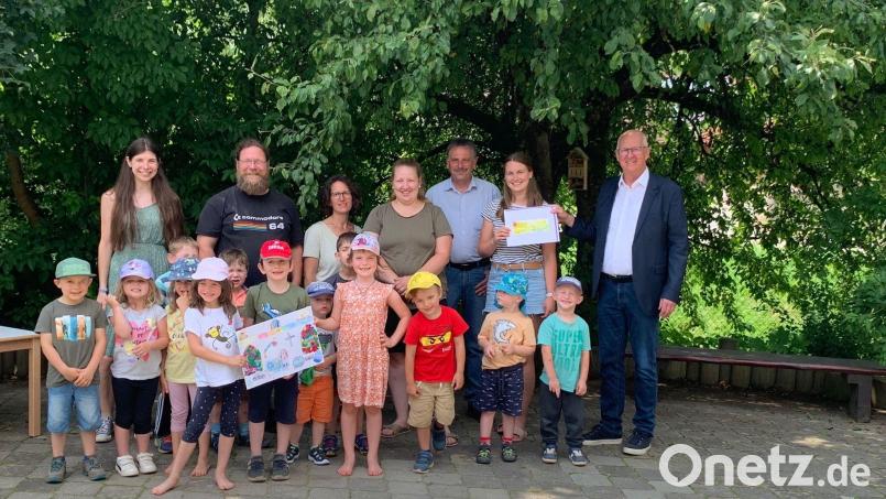 Die stolzen Kinder des St.-Johannes-Kindergartens bei der Übergabe des Preises durch Regionalbischof Klaus Stiegler (rechts). Bild: lei