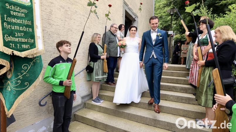 Zahlreiche Glück- und Segenswünsche für das Brautpaar Marina und Andreas Kappl bei einem Spalierreigen. Bild: gi