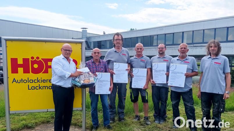 Ehrungen bei der Firma Höfer: Im Bild von links Geschäftsinhaber Rainer Höfer, Armin Wallig, Hartmut Polak, Sven Sommerer, Dominic Perschke, Armin Kumeth sowie Marek Lichoved. Bild: Oswald Zintl/exb