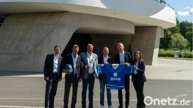 BHS Corrugated aus Weiherhammer bleibt Hauptsponsor bei den Blue Devils Weiden. Darüber freuen sich (von links) Franz Vodermeier (Geschäftsführer, Blue Devils Weiden), Lars und Christian Engel (Geschäftsführer, BHS Corrugated), Jürgen Rumrich (Sportlicher Leiter, Blue Devils Weiden), Thomas List (CFO, BHS Corrugated) und Sabrina Melischko (Leitung Sponsoring, Blue Devils Weiden). Bild: Annika Ebel/exb