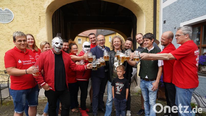 Der Countdown läuft: Am 12. und 13. Juli feiern die Metal-Band &quot;Hämatom&quot; und die Troglauer ihr 20-jähriges Bandjubiläum auf dem Kemnather Stadtplatz. Zur finalen Besprechung samt Bierverkostung trafen sich die Verantwortlichen in der Klosterbrauerei. Auf dem Bild von links: Helmut Koller, Carolin Böckl, Maria Heser, Jacek &quot;Ost&quot; Zyla, Marco Schäffler, Angie Scherm, Thorsten &quot;Nord&quot; Scharf, Peter Kreuzer, Roman Schäffler, Thomas &quot;Domml&quot; Wöhrl, Luis Scherm, Mike Raps, Daniel &quot;Danny&quot; Raps, Johannes Ponnath, Christian Beck und Wolfgang Weber. Bild: kaz