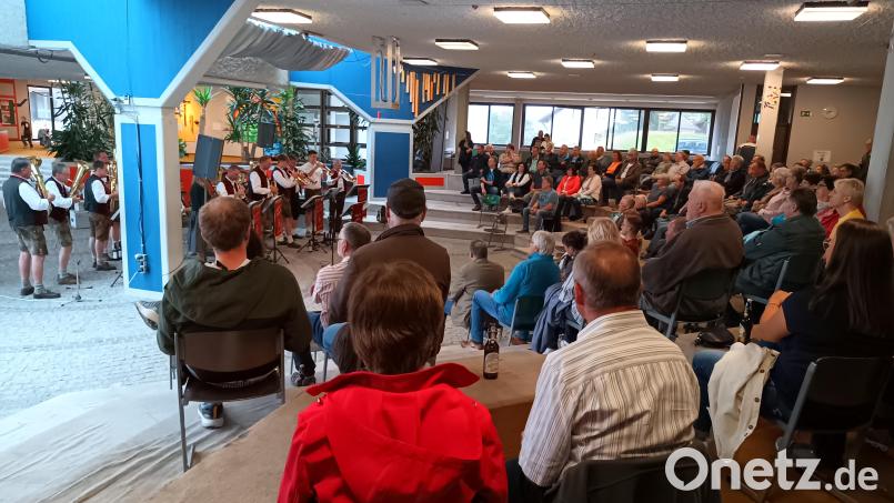 Die „Grenzlandblaskapelle Dietersdorf“ sorgt für den Abschluss der Abendklänge 2024. Bild: Sandra Klein/Stadt Schönsee/exb