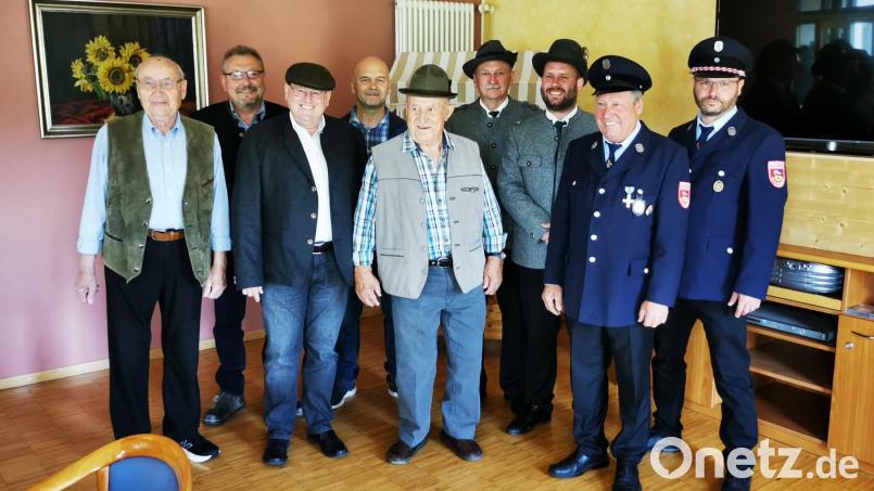 Der ehemalige Dorfschreiner Sepp Huger feiert 90. Geburtstag (von links): Sepp Müller (Hegering Ensdorf), Martin Schmid (Jagdvorstand Pittersberg), Johann Vornlocher (Zweiter Bürgermeister der Gemeinde Ebermannsdorf sowie Vorsitzender des Jägervereins St. Hubertus, Schwandorf), Andreas Hammer (Jagdgenossenschaft Pittersberg), der Jubilar Sepp Huger, Herbert Rass und Andreas Hammer von den Bergschützen sowie Richard Scharf und Max Koller von der Feuerwehr Pittersberg. Bild: Gerlinde Huger/exb