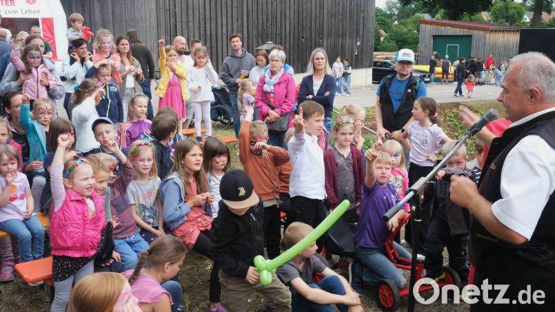 Zauberer &quot;Karli&quot; begeistert mit seiner Show Kinder und Erwachsene. Bild: Hirsch