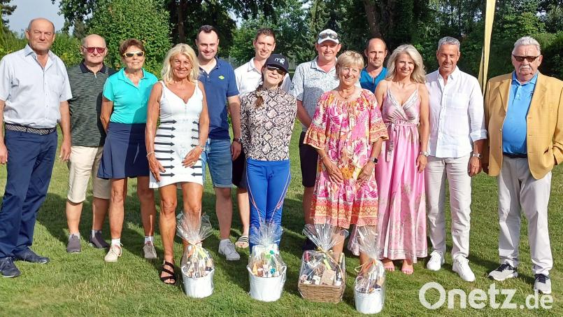 GLC-Vizepräsident Ernst Leibelt (links) und Spielführer Reinhold Scharl (rechts) und die Organisatoren Anne und Christian Müller (Zweite und Dritter von rechts) gratulierten den Teilnehmern und den Gewinnern der DVAG-Trophy, die am Wochenende erneut Station beim GLC Schmidmühlen machte. Bild: lst/exb