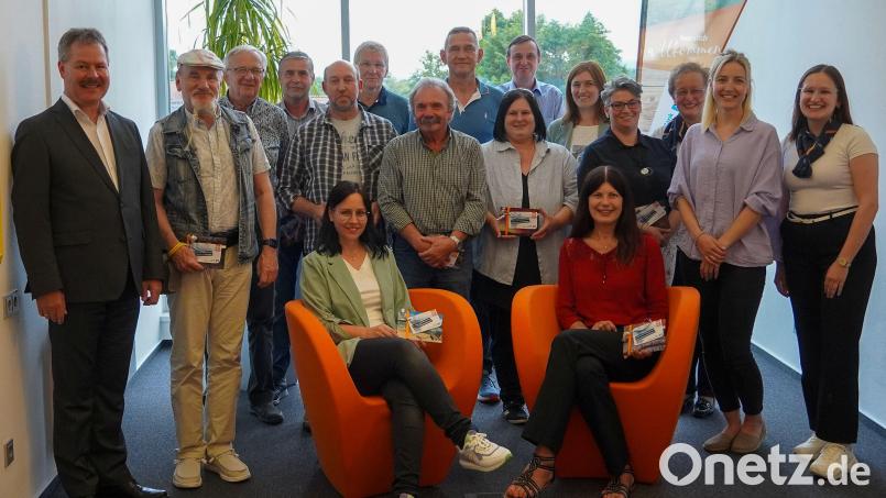Nach der Gewinnübergabe: (stehend von links) Bernhard Werner, Georg Schuh, Josef Graf, Dietmar Zwick, Johann Baumer, Ansgar Forster, Karsten Gieselmann, Freya Stöckl, Roland Lückert, Stefanie Fünffinger, Gabriella Goldschmidt, Birgit Pflaum, Desiree Vogl, Marina Dirschwigl; (sitzend von links) Simone Baier und Marion Ziegler. Bild: H. Gehmacher, VR Bank Mittlere Oberpfalz eG/exb