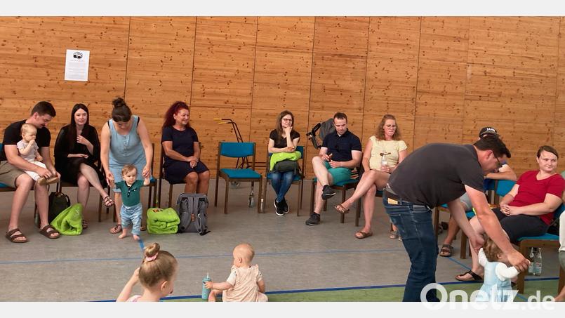 Einige Eltern mit ihren im Jahr 2023 geborenen Kindern beim Neugeborenenempfang in der Birglandhalle. Bild: Brigitte Bachmann-Mühlinghaus/exb