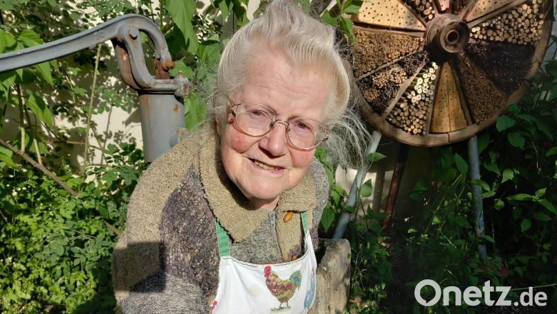 Im kleinen Kräutergarten des Goglhofs tankt Margarete Jäkel Kraft für ihren Alltag. Bild: hka