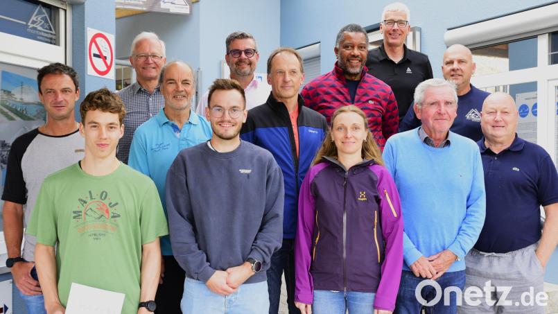 Vorsitzender Thomas Heckmann (rechts) ehrt zahlreiche Mitglieder für langjährige Vereinstreue, aber auch für sportliche Verdienste (von links): Markus Meister, Lukas Loos, Roland Maier, Werner Weigl, Jonathan Epp, Holger Schwandner, Günter Bösl, Walter Forster, Ramona Gebel-Prösl, Veiko Hille, Paul Lingenhöhl und Christian Reil. Bild: chl