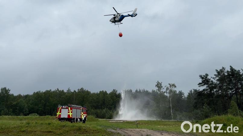 Waldbrände mit Hilfe von Hubschraubern bekämpfen: Das ist die Hauptaufgabe der Flughelfer. Sie sorgen dafür, dass Löschwasser dorthin geflogen werden kann, wo Feuerwehrautos nicht hin kommen. Bild: Heike Unger