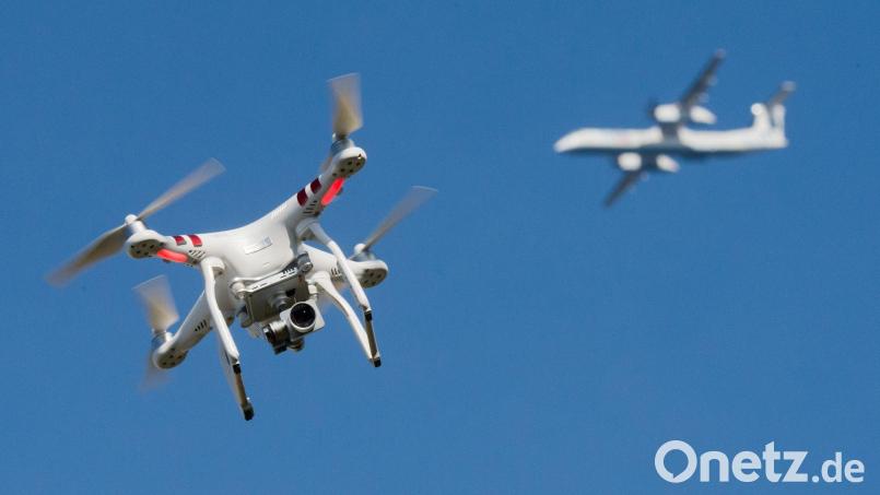 Im ersten Halbjahr 2024 zählt die Deutsche Flugsicherung bundesweit 75 Behinderungen durch Drohnen. Bild: Julian Stratenschulte/dpa