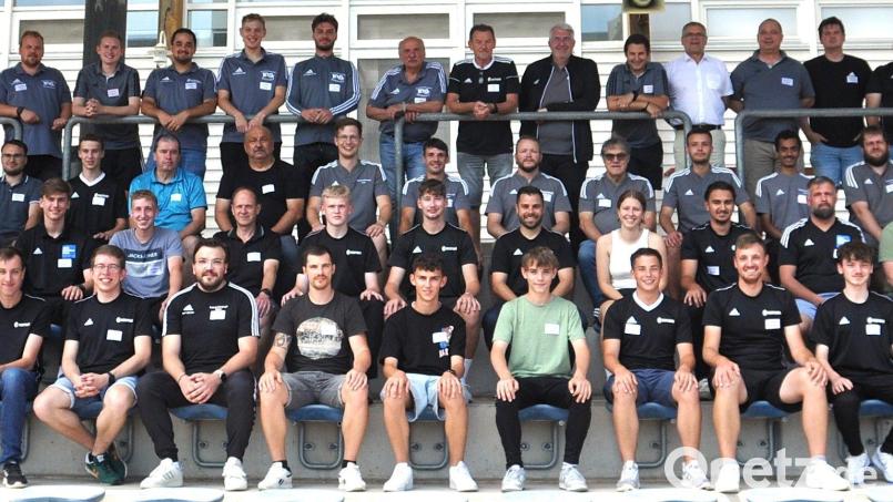 Rund 70 Bezirksliga-Schiedsrichter haben den Leistungslehrgang absolviert. Bild: Andreas Allacher