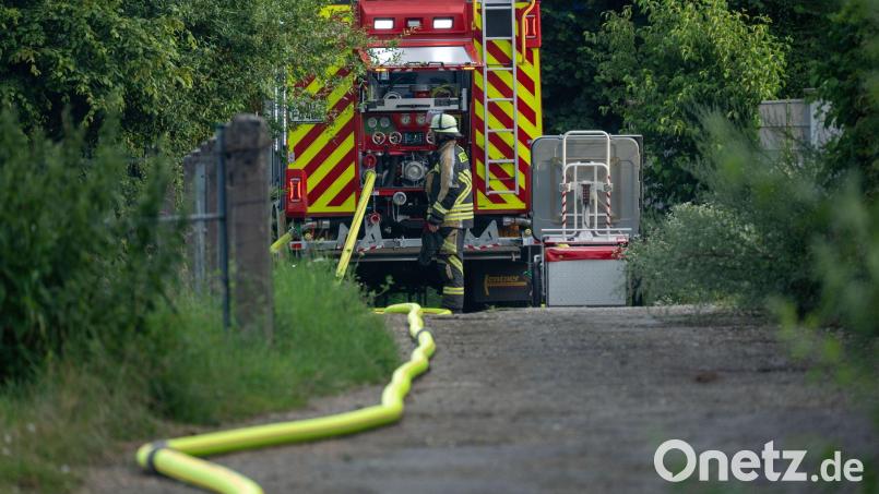 Die Feuerwehr konnte am Sonntagnachmittag erst löschen nachdem die Polizei das Gelände sicherte Bild: Pia Bayer/dpa