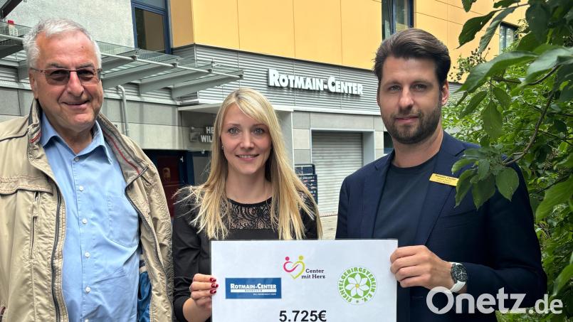FGV-Hauptvorstand Rainer Schreier und Marketingleiterin Carolin Gley sowie Center-Manager Fabian Paschl freuten sich über das erwanderte Spendenergebnis. Bild: Fichtelgebirgsverein Wunsiedel/exb