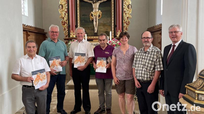 Zwei Mitglieder des Posaunenchors scheiden nach über sechs Jahrzehnten aus: Hans-Jürgen Weidner und Willi Klier (von links). Für ihre langjährige Treue werden Fritz Vetter und Georg Weidner von Barbara Beutner und Karl Bäumler geehrt. Es gratuliert Hans-Joachim Grajer. Bild: Posaunenchor Neunkirchen
