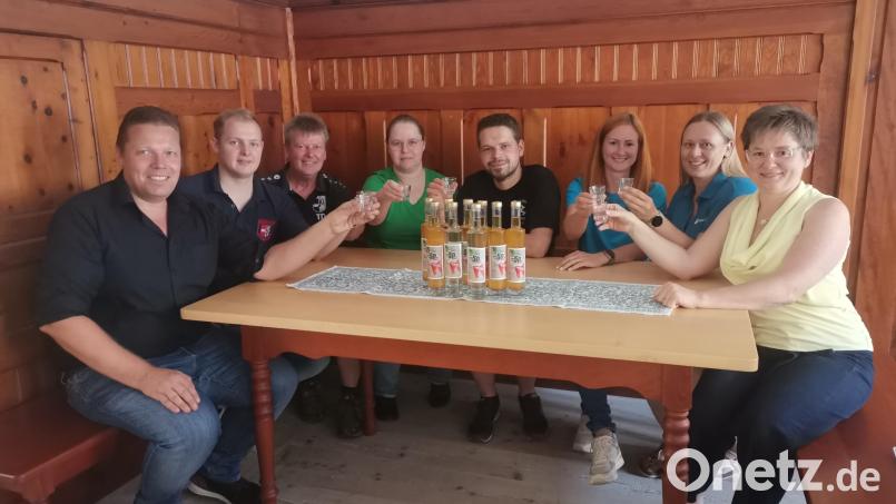 Bürgermeisterin Sonja Meier (rechts) und Festleiter Andreas Sorgenfrei (links) verkosten mit einigen Vereinsmitgliedern den Quittenbrand aus Winklarner Quitten, gebrannt in Niederösterreich. Bild: amö