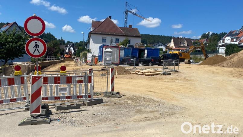 In Nabburg läuft der Ausbau Krankenhausstraße (links). Gleich anliegend (rechts) errichtet ein privater Bauträger eine Wohnanlage. Bild: Wilhelm Amann
