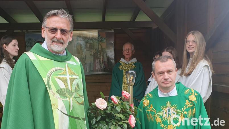 Guardian Pater Stanislaus (links) verabschiedet Pater Witold. Bild: mas