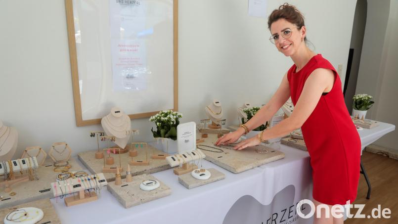Carmen Nägerl hat mit ihrem Schmucklabel &quot;Das Herzerl&quot; derzeit einen Pop-Up-Store im Stadtlabor. Bild: Wolfgang Steinbacher