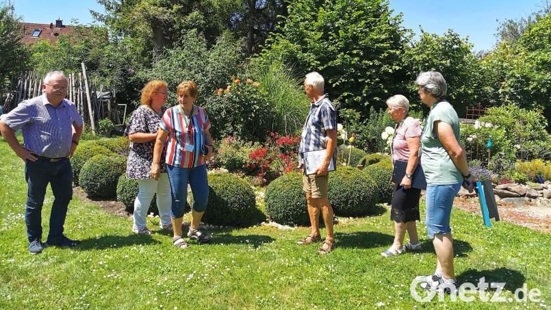 Die Kommission des Gartenwettbewerbs vom Kreisverband für Gartenbau und Landespflege Schwandorf besichtigt einen Oberviechtacher Privatgarten. Mit dabei sind (von rechts) Rita Schwandner, Agnes Feuerer, Audi Lurbiecki, Regina Rauch und Heidi Schmid sowie der örtliche OGV-Vorsitzende Karl Ruhland. Bild: Portner
