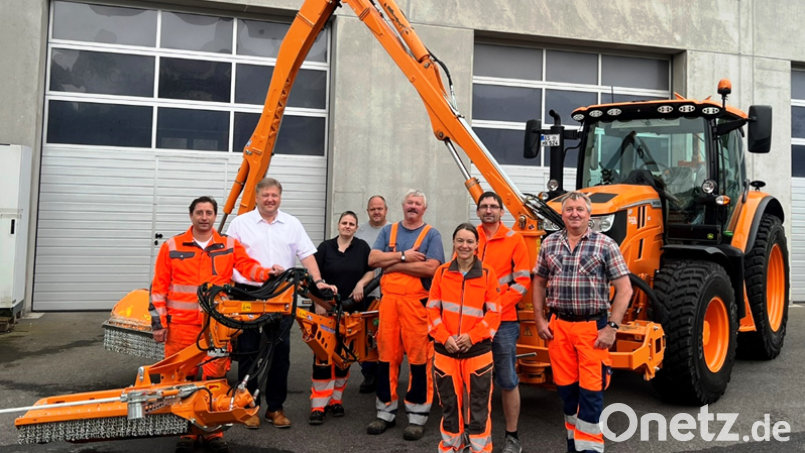 Der Kastler Bauhof hat einen neuen Kommunaltraktor mit Tandem-Mähbalken erhalten, der den Straßenunterhalt wesentlich vereinfacht. Bürgermeister Stefan Braun (Zweiter von links) freut sich mit den Bauhofmitarbeitern über das neue Gerät, das die Arbeit erleichtert. Bild: jp
