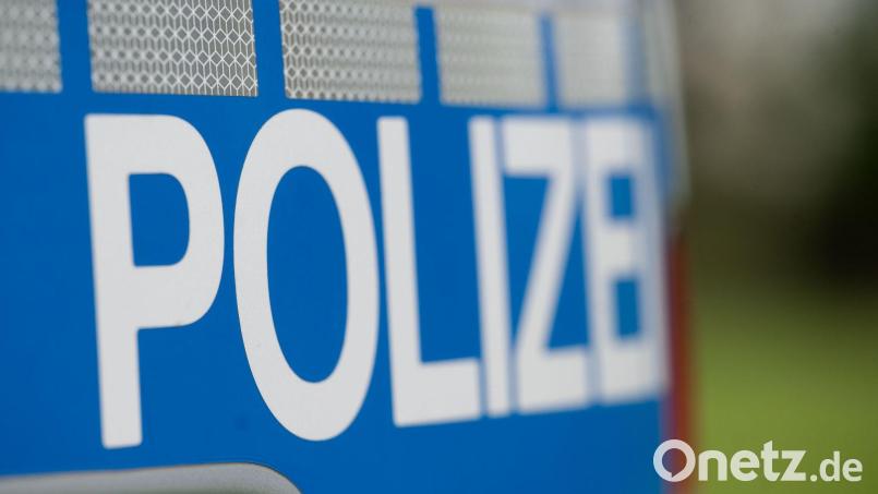 Wie die Polizei Kemnath mitteilt, wurde das Bushäuschen im Ortsteil Zweifelau bei Immenreuth verwüstet. Symbolbild: Marijan Murat/dpa