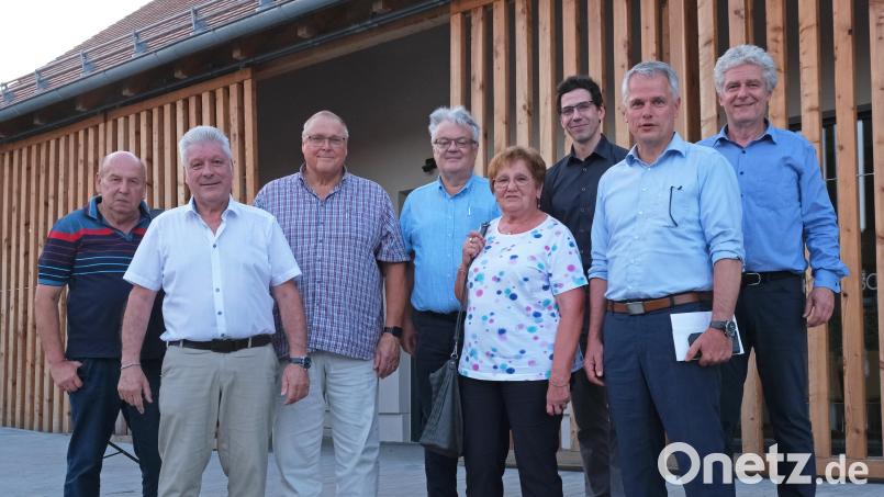 Das bisherige Führungsteam der Zeno-Genossenschaft ist seit Dienstag Geschichte. Bis zu der an dem Abend vollzogenen Fusion engagierten sich für die Energiewende (von links): Bernhard Neumann, Günter Stich, Reinhard Gayer, Werner Rom, Renate Landgraf, Max Völkl, Bürgermeister Thomas Meiler und Bürgermeister Robert Lindner. Bild: Neumann/exb