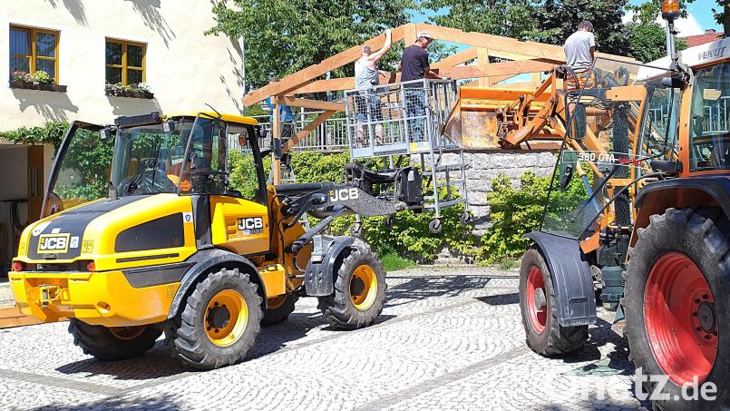 Am kommenden Wochenende feiert die Gemeinde Brand ihr Bürgerfest. Die Bühne an der ehemaligen Feuerwehrgarage wurde bereits von freiwilligen Helfern zusammen mit dem Bauhof aufgebaut. Bild: ld