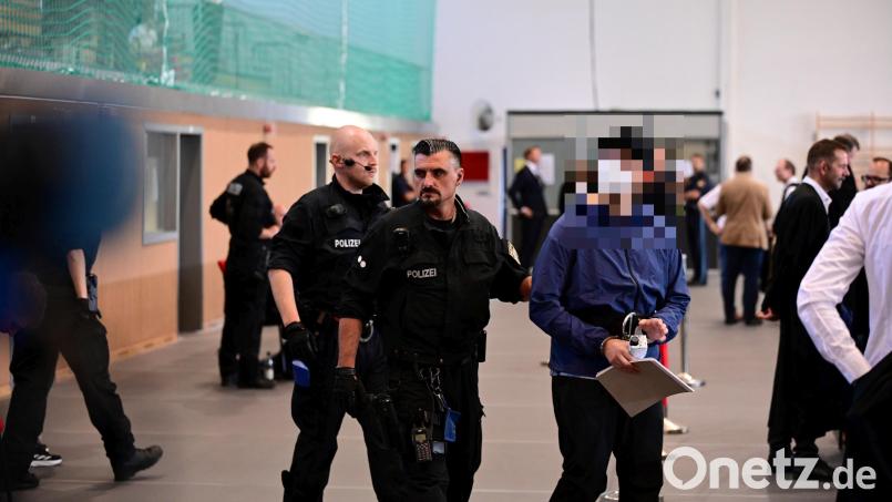 Einer der Angeklagten wird in den Gerichtssaal geführt. Bild: Udo Güldner