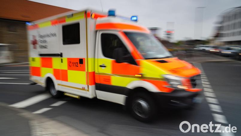 Ein Krankenwagen brachte die Frau des Mannes in eine Klinik. Symbolbild: Nicolas Armer/dpa