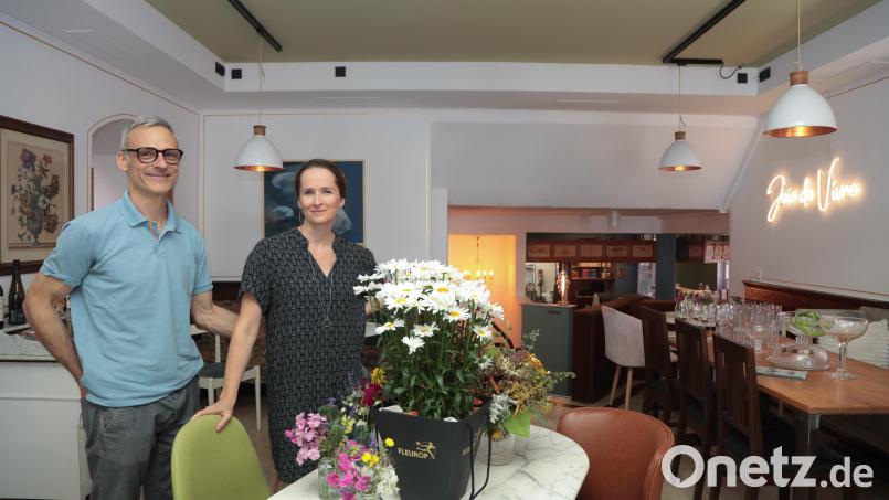 Was zuvor eine Shisha-Bar mit dunklen Wänden war erstrahlt nun in einem hellen, freundlichen Ambiente, das ein bisschen an die französische Bretagne erinnern soll: André Mure und seine Frau Marian sind stolz auf ihre Brasserie im Herzen der Sulzbach-Rosenberger Altstadt. Bild: WOLFGANG STEINBACHER