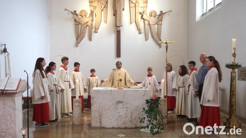 Mit Stadtpfarrer Pater Robin Xavier stehen beim gemeinsamen Pfarrfestgottesdienst auch Ministranten aus den drei Pfarreien Vilseck, Schlicht und Sorghof am Altar. Bild: rha