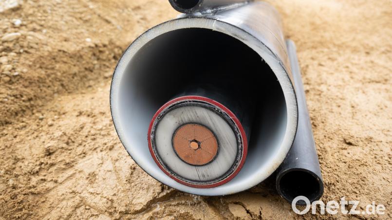 Ein Kabel ist während der symbolischen Baustelleneröffnung für die Baumaßnahmen des Süd-Ost-Links zu sehen. Mitte Juli sollen Tiefbauarbeiten im Landkreis Schwandorf beginnen. Bild: Sven Hoppe/dpa